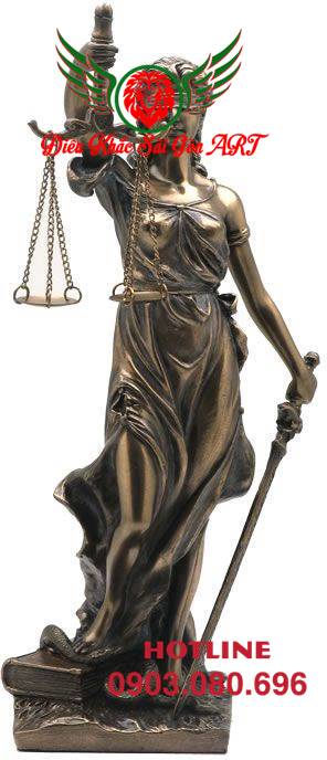 Tượng nữ thần công lý 3