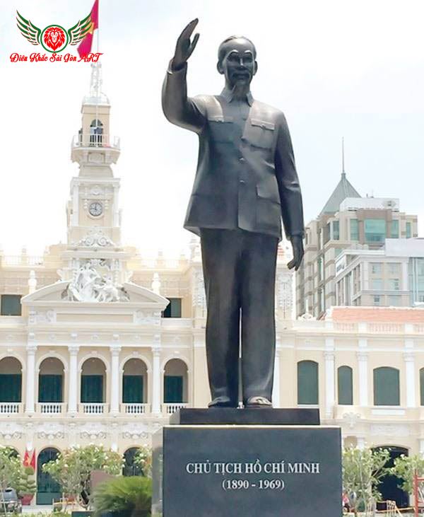 Tượng Chủ tịch Hồ Chí Minh